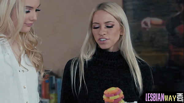 Teen Lesbians Eat Pussy During Break