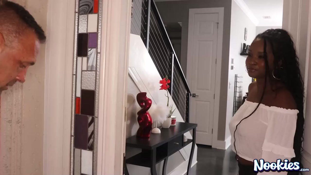Ebony MILF Naomi Foxxx Squirts Hardcore